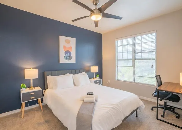 Chic 2bd - Midtown - Gym, Pool, W-d, Parking - Sleeps 8 Apartment