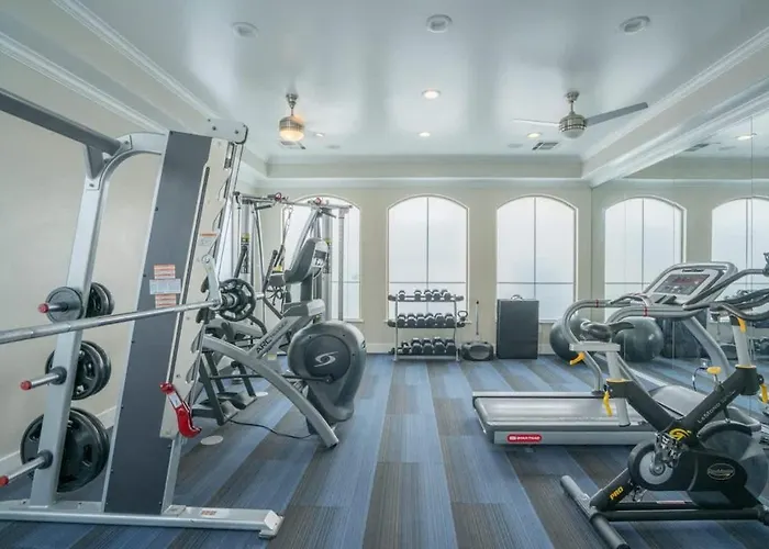 Apartment Chic 2bd - Midtown - Gym, Pool, W-d, Parking - Sleeps 8