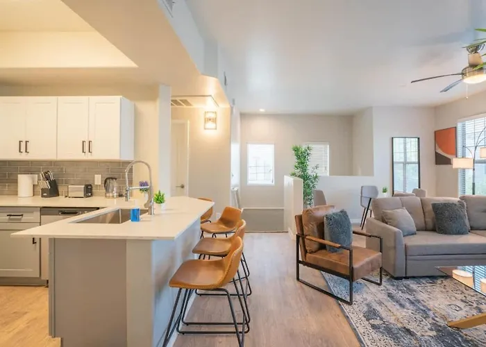 Chic 2bd - Midtown - Gym, Pool, W-d, Parking - Sleeps 8 Apartment *