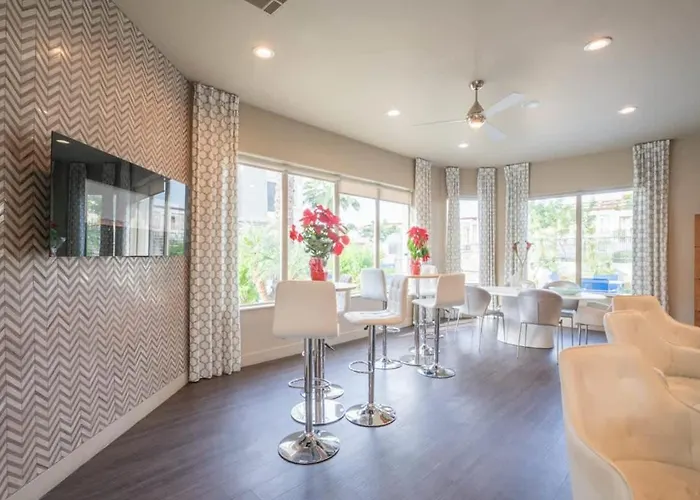 Apartment Chic 2bd - Midtown - Gym, Pool, W-d, Parking - Sleeps 8 *