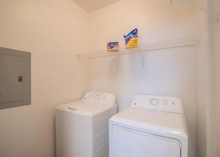 Chic 2bd - Midtown - Gym, Pool, W-d, Parking - Sleeps 8 Apartment Phoenix