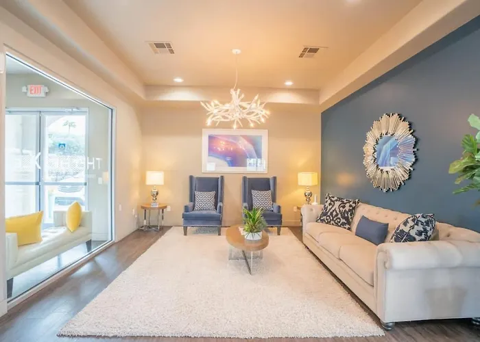 Apartment Chic 2bd - Midtown - Gym, Pool, W-d, Parking - Sleeps 8 Phoenix