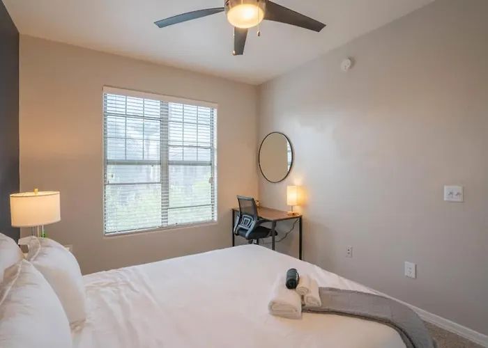 Chic 2bd - Midtown - Gym, Pool, W-d, Parking - Sleeps 8 Phoenix