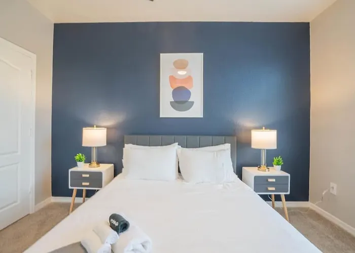 Chic 2bd - Midtown - Gym, Pool, W-d, Parking - Sleeps 8 Apartment