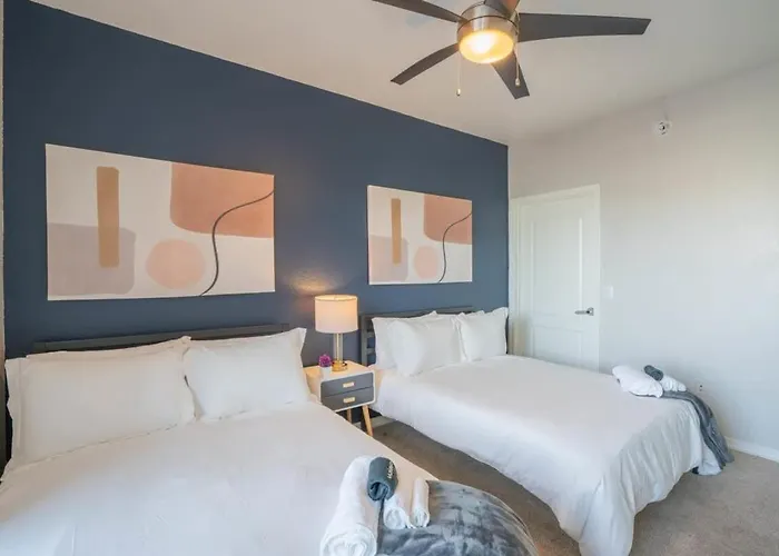 Chic 2bd - Midtown - Gym, Pool, W-d, Parking - Sleeps 8 Apartment *