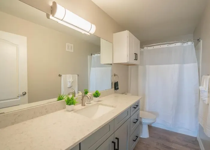 Apartment Chic 2bd - Midtown - Gym, Pool, W-d, Parking - Sleeps 8 *