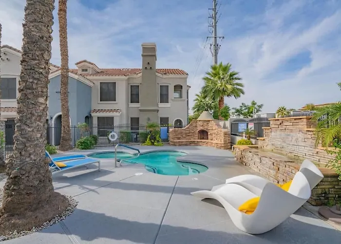 Chic 2bd - Midtown - Gym, Pool, W-d, Parking - Sleeps 8 Apartment Phoenix