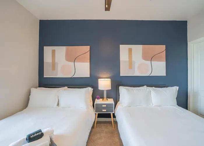 Apartment Chic 2bd - Midtown - Gym, Pool, W-d, Parking - Sleeps 8 Phoenix