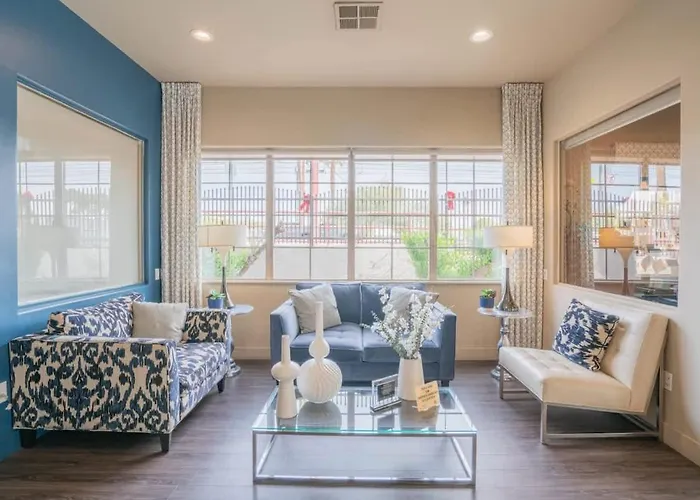 Chic 2bd - Midtown - Gym, Pool, W-d, Parking - Sleeps 8 *