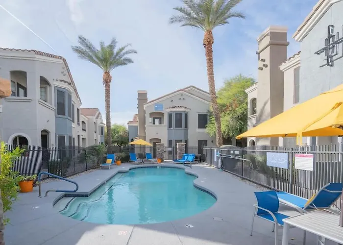 Chic 2bd - Midtown - Gym, Pool, W-d, Parking - Sleeps 8 Apartment