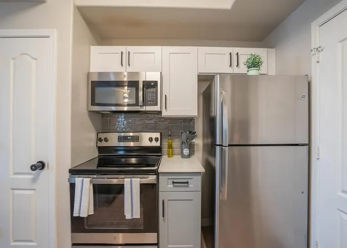 Apartment Chic 2bd - Midtown - Gym, Pool, W-d, Parking - Sleeps 8