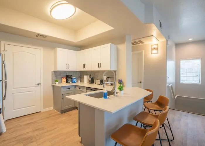 Chic 2bd - Midtown - Gym, Pool, W-d, Parking - Sleeps 8 Apartment Phoenix