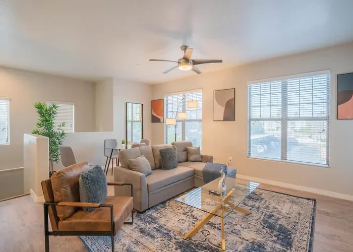 Apartment Chic 2bd - Midtown - Gym, Pool, W-d, Parking - Sleeps 8 Phoenix