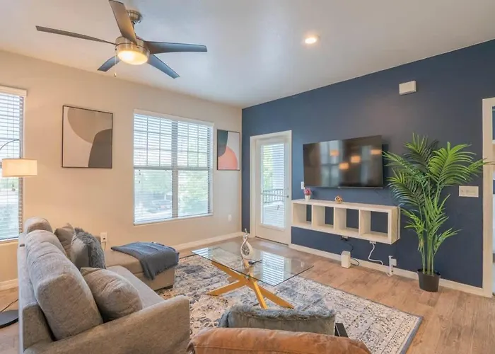 Chic 2bd - Midtown - Gym, Pool, W-d, Parking - Sleeps 8