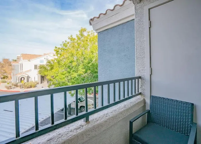 Chic 2bd - Midtown - Gym, Pool, W-d, Parking - Sleeps 8 Apartment