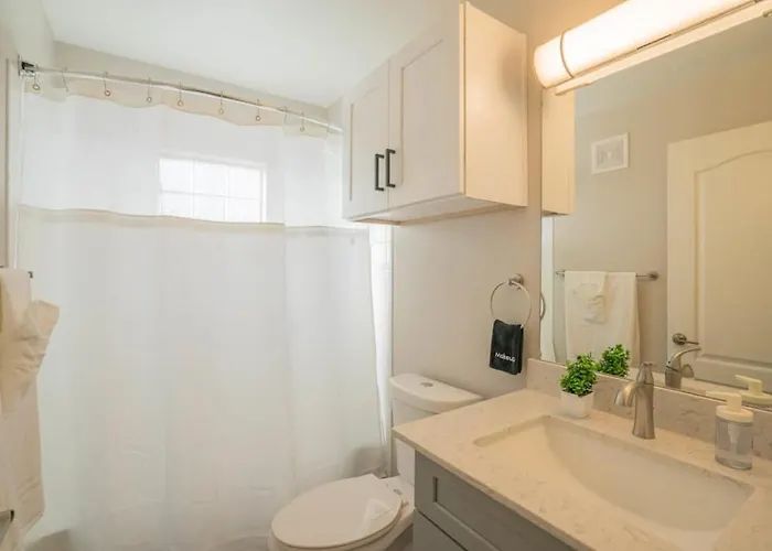 Apartment Chic 2bd - Midtown - Gym, Pool, W-d, Parking - Sleeps 8