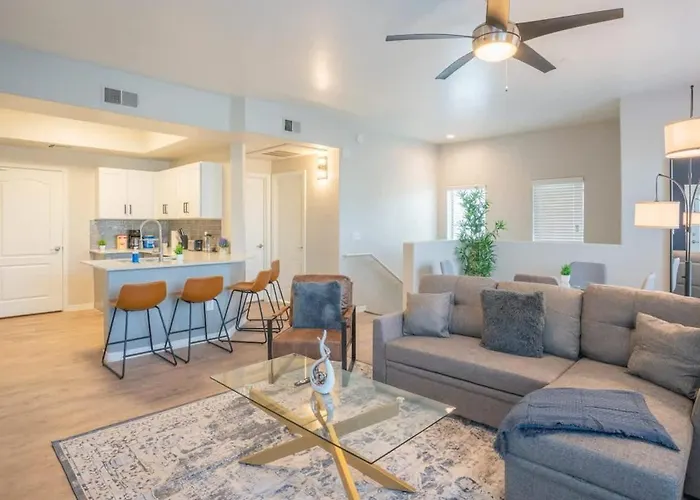 Chic 2bd - Midtown - Gym, Pool, W-d, Parking - Sleeps 8 Phoenix
